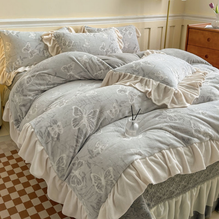 91家纺网 家纺一手货源 找家纺 大麦家纺 2024新款高克重牛奶绒夹棉床盖四件套 梦蝶灰