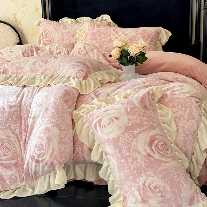 91家纺网 家纺一手货源 找家纺 大麦家纺 2024新款高克重牛奶绒夹棉床盖四件套 玫瑰粉