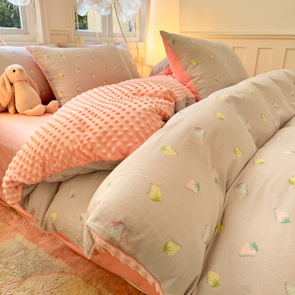 千朵 2025新款豆豆绒双层纱四件套 山野草莓