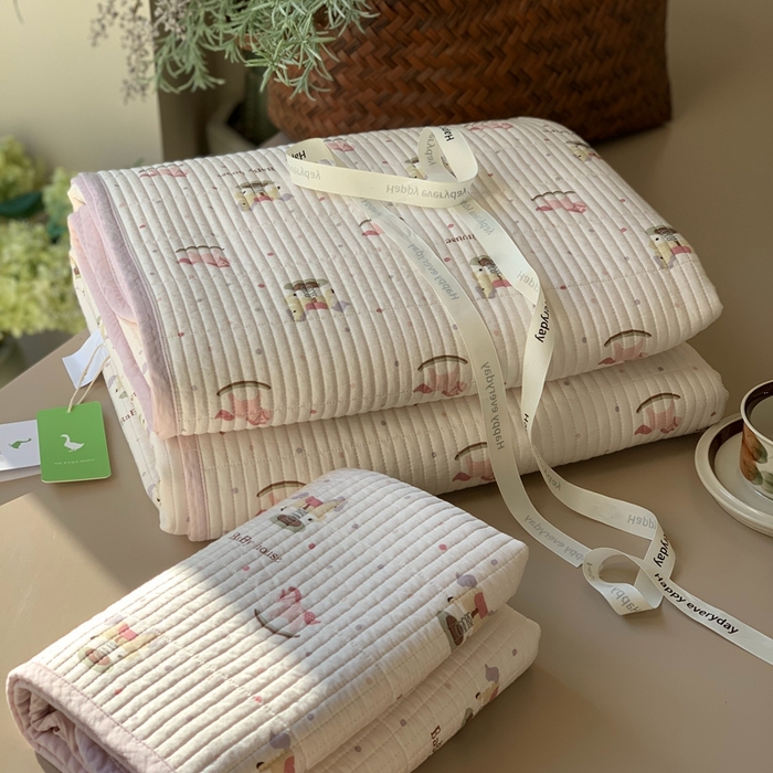 91家纺网 家纺一手货源 找家纺 汇庭 2025新款蔓莎床盖三件套系列 木马粉