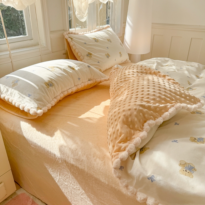 91家纺网 家纺一手货源 找家纺 千朵 2025新款棉加豆豆绒毛毛球边四件套 娃娃熊