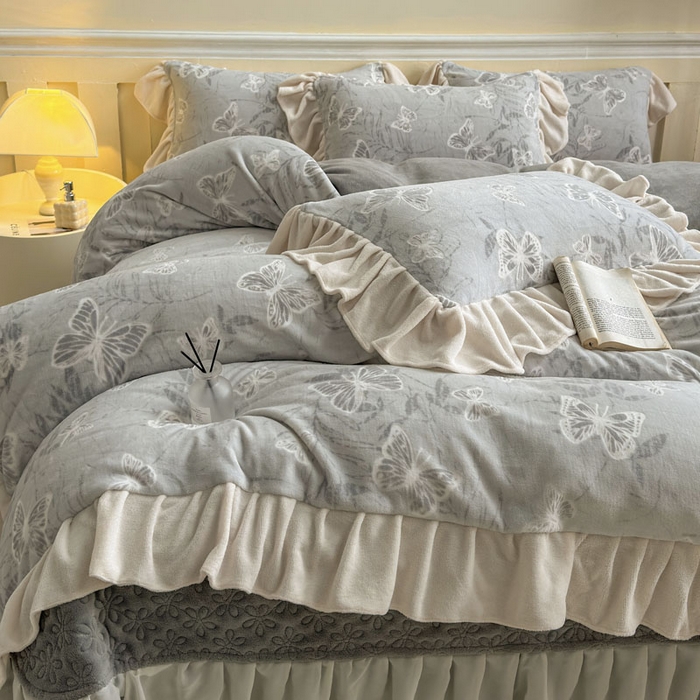 91家纺网 家纺一手货源 找家纺 大麦家纺 2024新款高克重牛奶绒夹棉床盖四件套 梦蝶灰