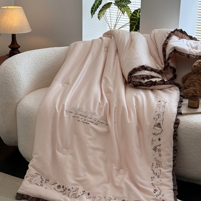 91家纺网 家纺一手货源 找家纺 汇庭 2025新款绿野仙踪春秋系列冬被 淡粉