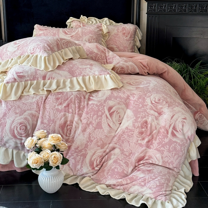 91家纺网 家纺一手货源 找家纺 大麦家纺 2024新款高克重牛奶绒夹棉床盖四件套 玫瑰粉