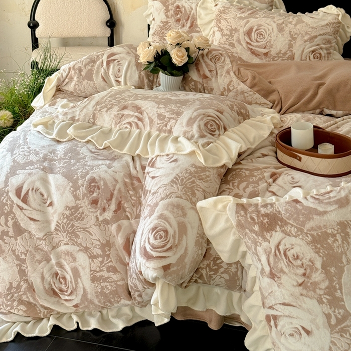 91家纺网 家纺一手货源 找家纺 大麦家纺 2024新款高克重牛奶绒夹棉床盖四件套 玫瑰咖