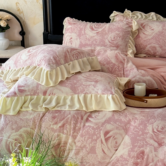 91家纺网 家纺一手货源 找家纺 大麦家纺 2024新款高克重牛奶绒夹棉床盖四件套 玫瑰粉