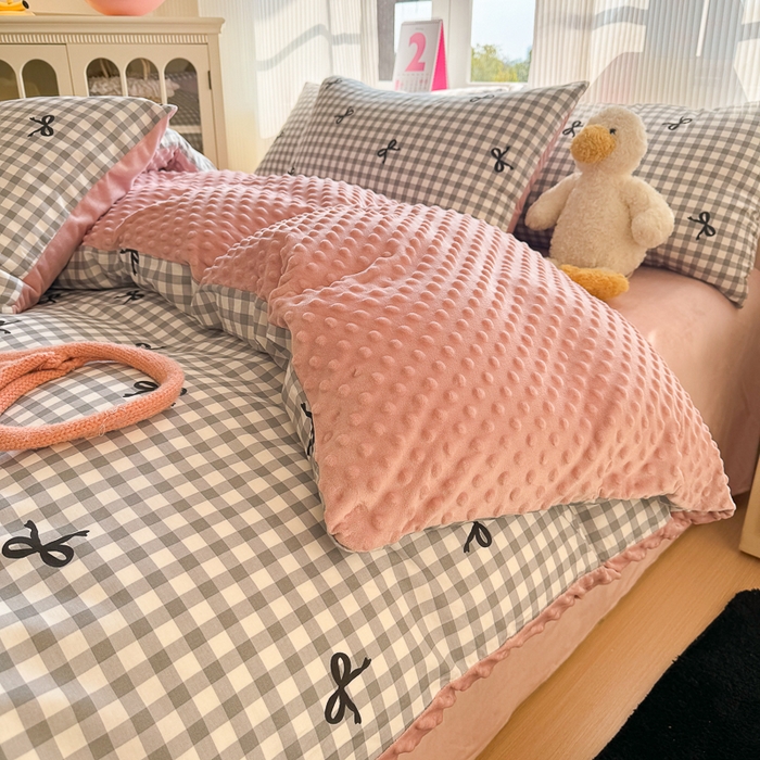 91家纺网 家纺一手货源 找家纺 千朵 2025新款全棉加豆豆绒四件套 灰色蝴蝶结