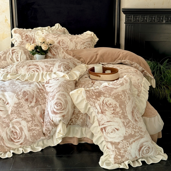 91家纺网 家纺一手货源 找家纺 大麦家纺 2024新款高克重牛奶绒夹棉床盖四件套 玫瑰咖