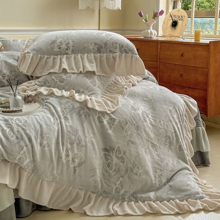 91家纺网 家纺一手货源 找家纺 大麦家纺 2024新款高克重牛奶绒夹棉床盖四件套 梦蝶灰