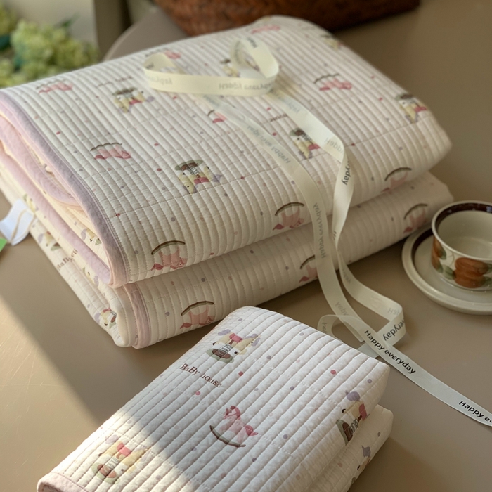 91家纺网 家纺一手货源 找家纺 汇庭 2025新款蔓莎床盖三件套系列 木马粉