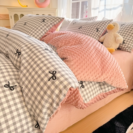 91家纺网 家纺一手货源 找家纺 千朵 2025新款全棉加豆豆绒四件套 灰色蝴蝶结