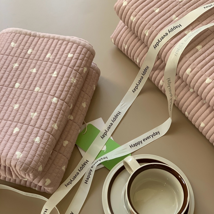 91家纺网 家纺一手货源 找家纺 汇庭 2025新款蔓莎床盖三件套系列 小爱心粉