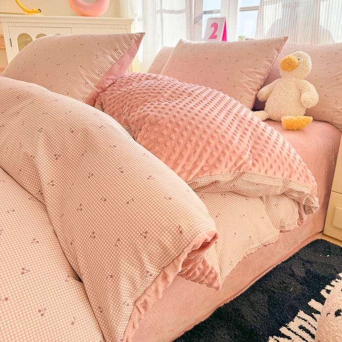 91家纺网 家纺一手货源 找家纺 千朵 2025新款全棉加豆豆绒四件套 樱桃小格