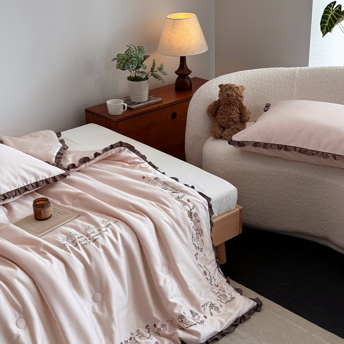 91家纺网 家纺一手货源 找家纺 汇庭 2025新款绿野仙踪春秋系列冬被 淡粉