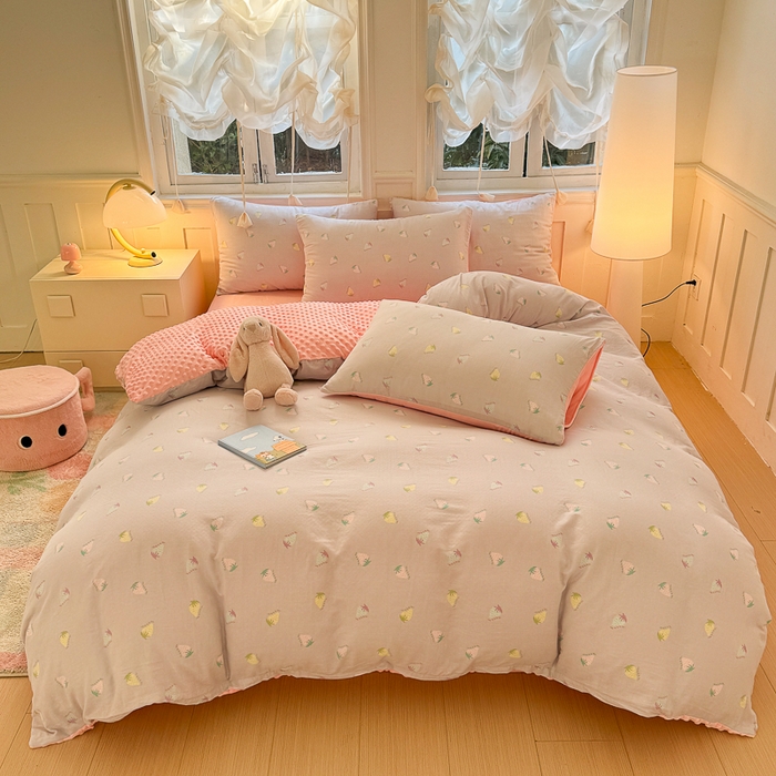 91家纺网 家纺一手货源 找家纺 千朵 2025新款豆豆绒双层纱四件套 山野草莓