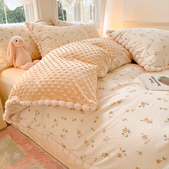 91家纺网 家纺一手货源 找家纺 千朵 2025新款棉加豆豆绒毛毛球边四件套 优诺米