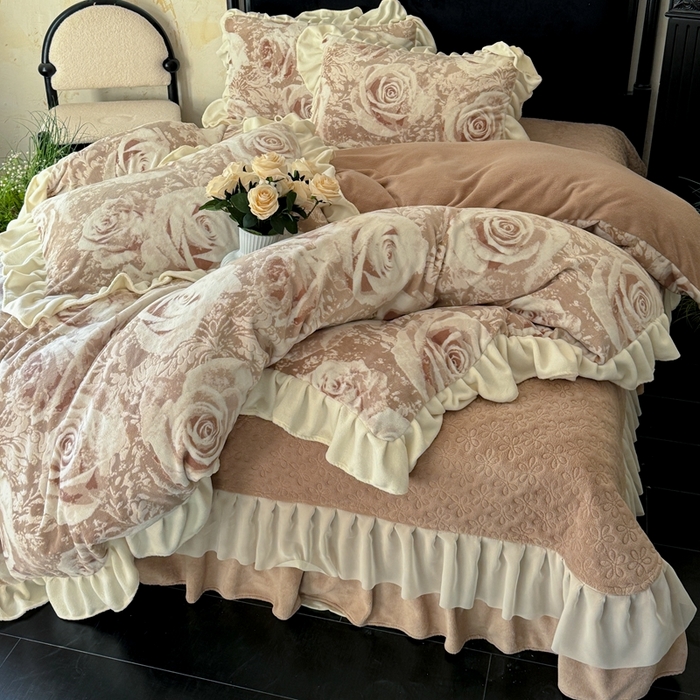 91家纺网 家纺一手货源 找家纺 大麦家纺 2024新款高克重牛奶绒夹棉床盖四件套 玫瑰咖