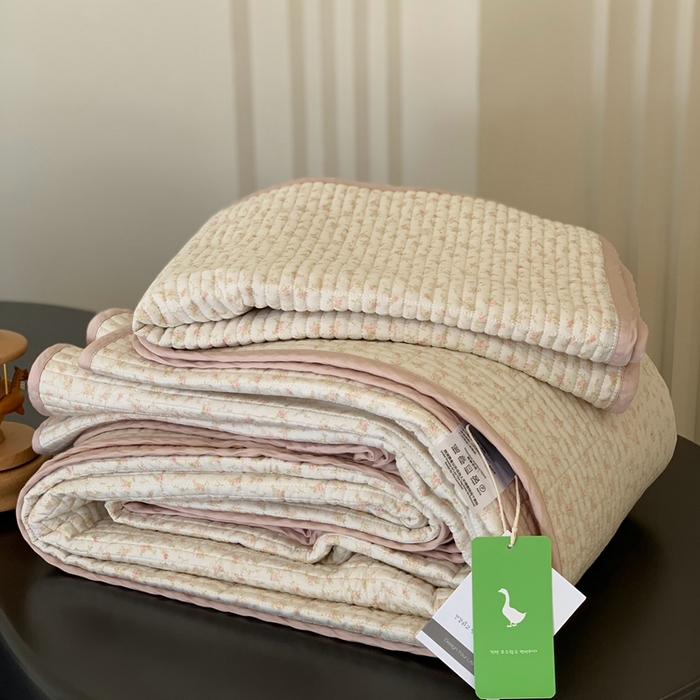 91家纺网 家纺一手货源 找家纺 汇庭 2025新款蔓莎床盖三件套系列 粉可利