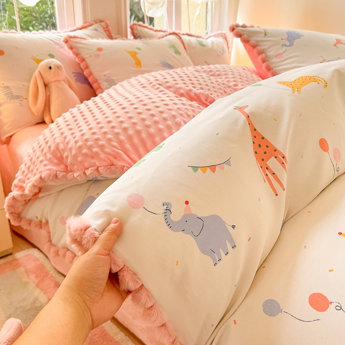 91家纺网 家纺一手货源 找家纺 千朵 2025新款棉加豆豆绒毛毛球边四件套 乐园