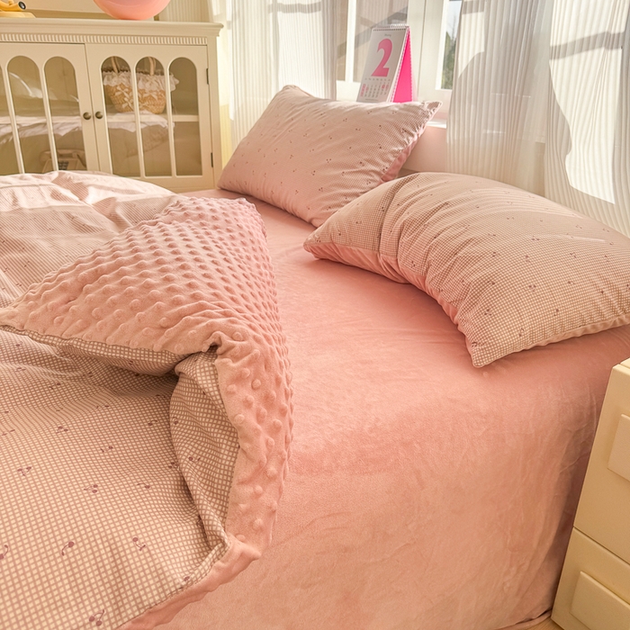 91家纺网 家纺一手货源 找家纺 千朵 2025新款全棉加豆豆绒四件套 樱桃小格