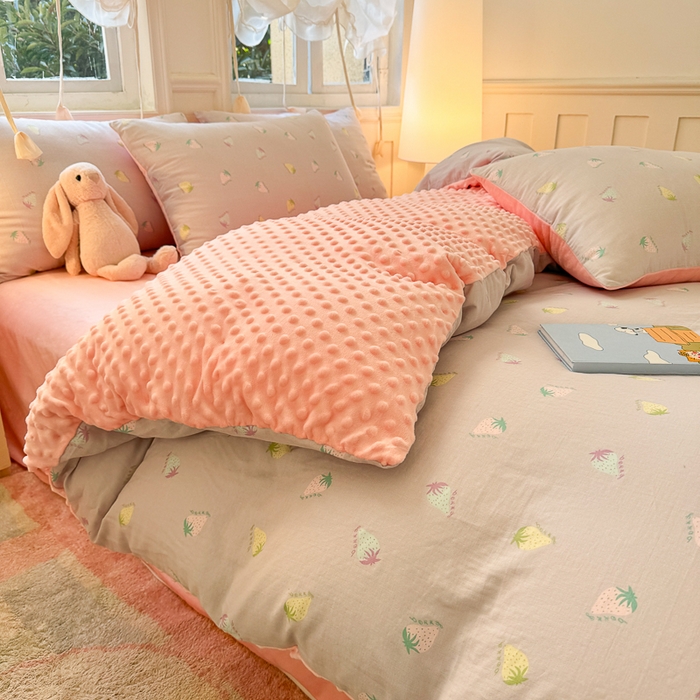 91家纺网 家纺一手货源 找家纺 千朵 2025新款豆豆绒双层纱四件套 山野草莓