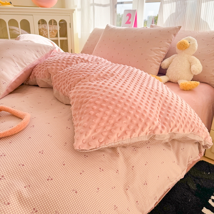 91家纺网 家纺一手货源 找家纺 千朵 2025新款全棉加豆豆绒四件套 樱桃小格