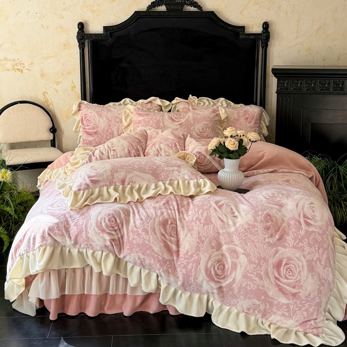 91家纺网 家纺一手货源 找家纺 大麦家纺 2024新款高克重牛奶绒夹棉床盖四件套 玫瑰粉