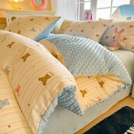 91家纺网 家纺一手货源 找家纺 千朵 2025新款全棉加豆豆绒四件套 小彩熊