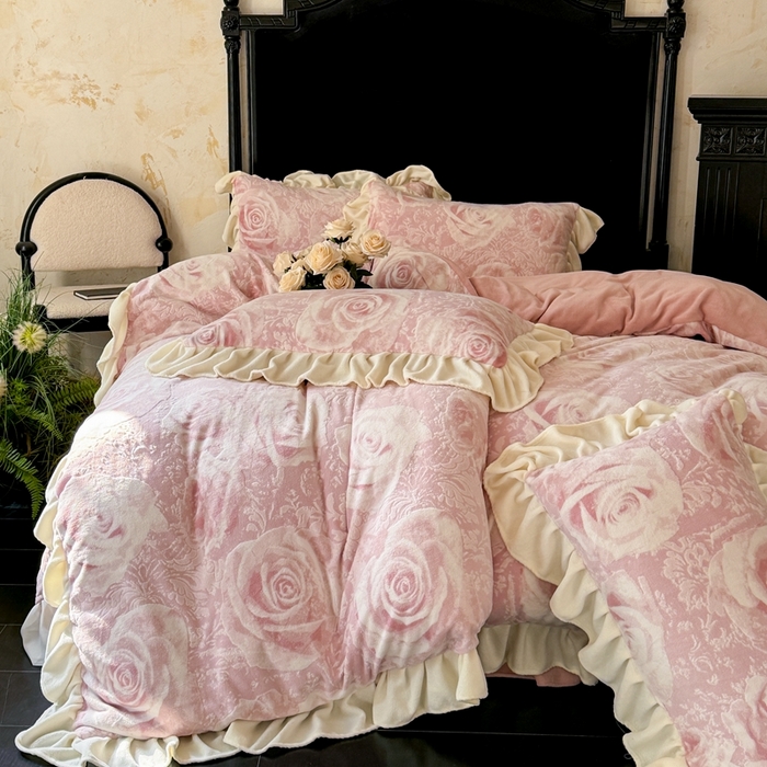 91家纺网 家纺一手货源 找家纺 大麦家纺 2024新款高克重牛奶绒夹棉床盖四件套 玫瑰粉