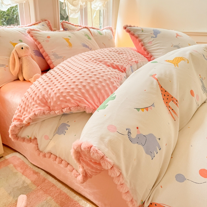 91家纺网 家纺一手货源 找家纺 千朵 2025新款棉加豆豆绒毛毛球边四件套 乐园