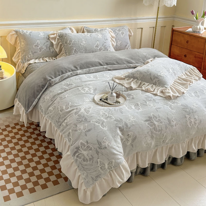 91家纺网 家纺一手货源 找家纺 大麦家纺 2024新款高克重牛奶绒夹棉床盖四件套 梦蝶灰