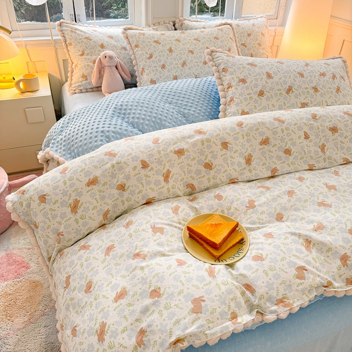 91家纺网 家纺一手货源 找家纺 千朵 2025新款棉加豆豆绒毛毛球边四件套 玉兔