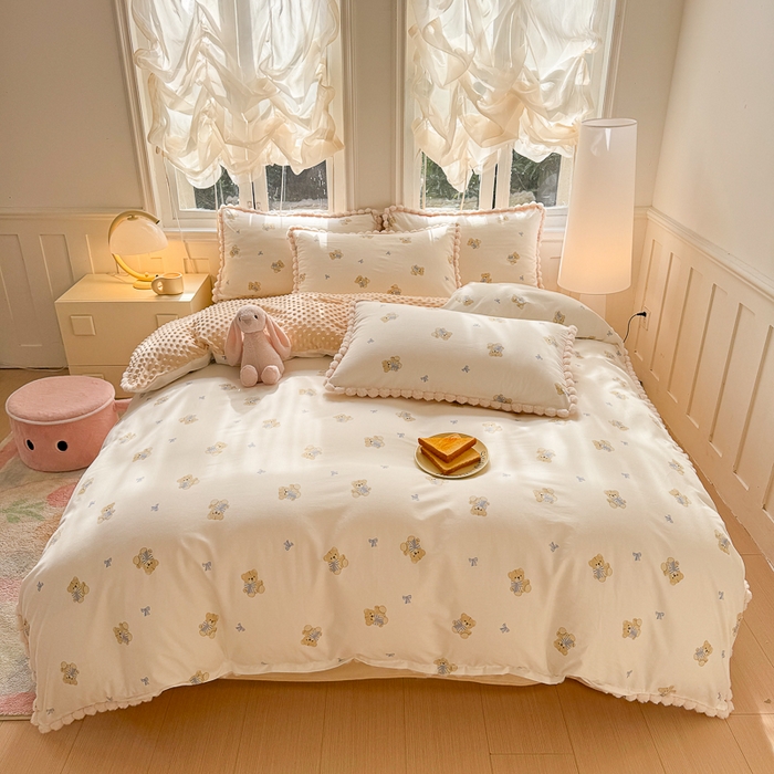 91家纺网 家纺一手货源 找家纺 千朵 2025新款棉加豆豆绒毛毛球边四件套 娃娃熊