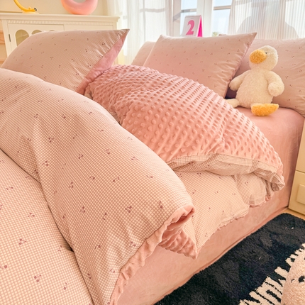 91家纺网 家纺一手货源 找家纺 千朵 2025新款全棉加豆豆绒四件套 樱桃小格