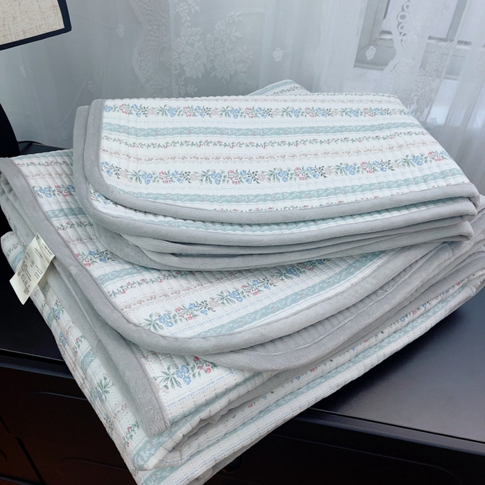 91家纺网 家纺一手货源 找家纺 暖居 2025新款砂洗棉加绒床盖三件套双面两用棉加绒-叠拍图 克莱因蓝