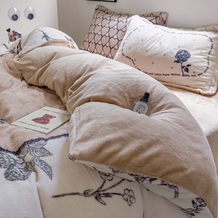 91家纺网 家纺一手货源 找家纺 （总）（买家秀 爆款不断货）A类母婴级双面牛奶绒珊瑚绒雪花绒四件套AB版高克重卡通牛奶绒四件套花卉-场景2