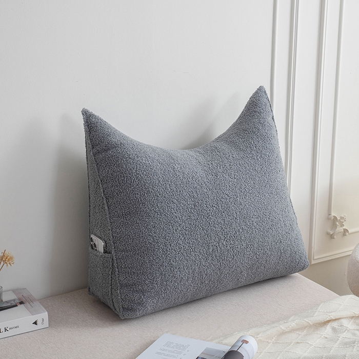 91家纺网 家纺一手货源 找家纺 一兰家纺 2025新款单人加厚泰迪绒三角靠垫床上靠枕沙发靠背阅读枕 穗穗-浅系灰