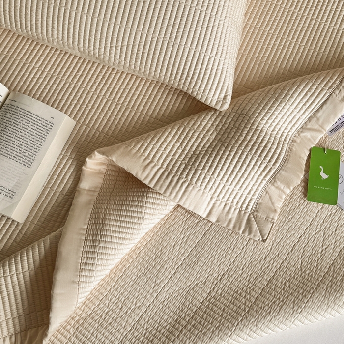 91家纺网 家纺一手货源 找家纺 汇庭 2025新款赫本系列床盖三件套-棚拍 微风驼