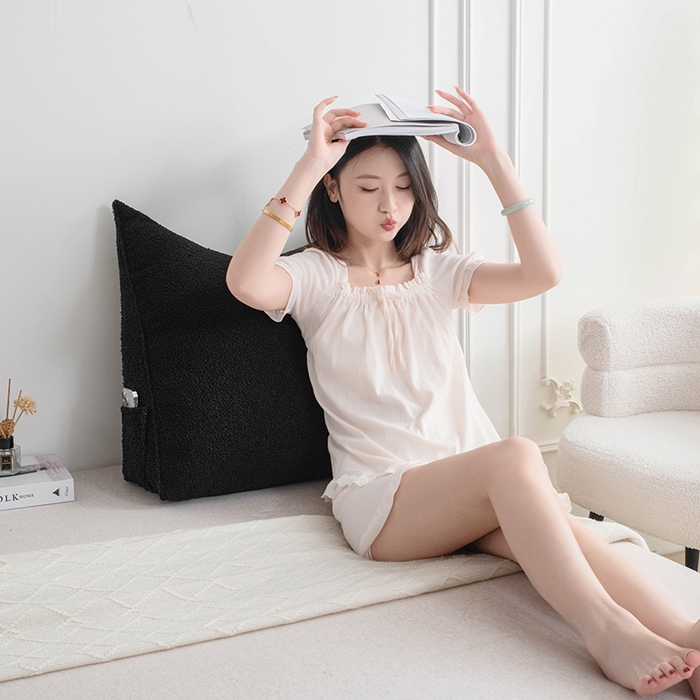 91家纺网 家纺一手货源 找家纺 一兰家纺 2025新款单人加厚泰迪绒三角靠垫床上靠枕沙发靠背阅读枕 穗穗-黑色