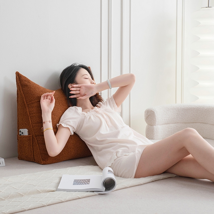 91家纺网 家纺一手货源 找家纺 一兰家纺 2025新款单人加厚泰迪绒三角靠垫床上靠枕沙发靠背阅读枕 穗穗-琥珀棕