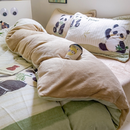 （买家秀 爆款不断货）A类母婴级双面牛奶绒珊瑚绒雪花绒四件套AB版高克重卡通牛奶绒四件套花卉-场景2 贪吃熊猫