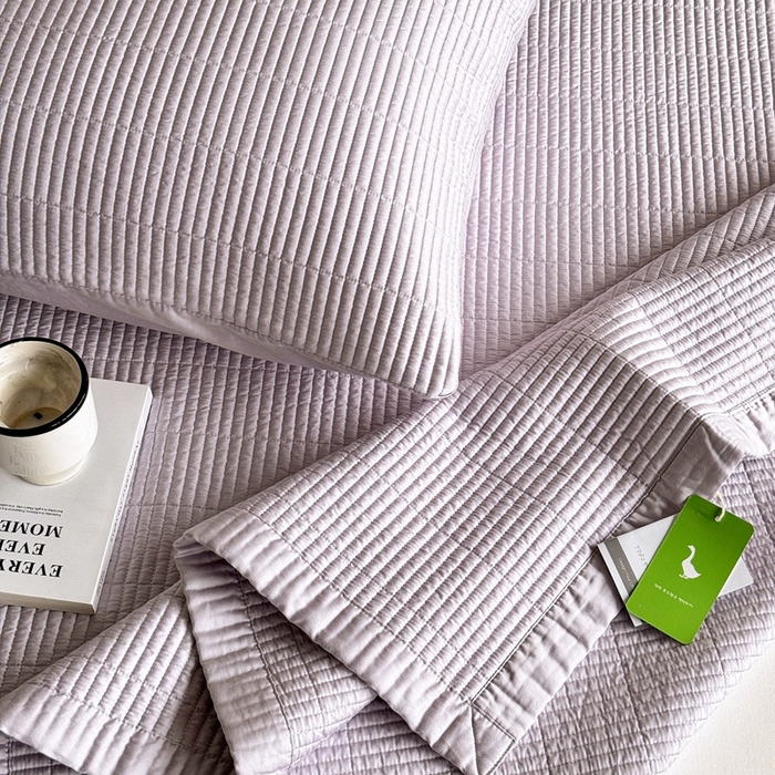 91家纺网 家纺一手货源 找家纺 汇庭 2025新款赫本系列床盖三件套-棚拍 柔和紫