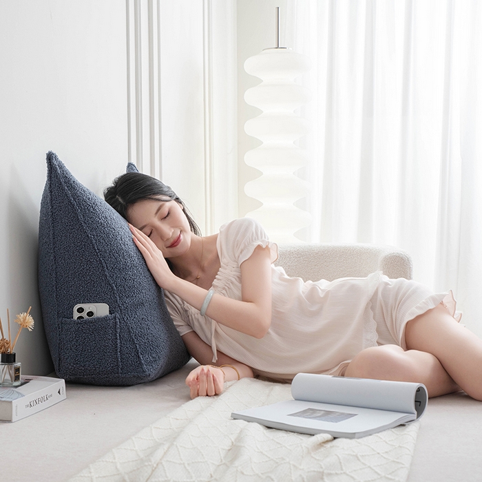 91家纺网 家纺一手货源 找家纺 一兰家纺 2025新款单人加厚泰迪绒三角靠垫床上靠枕沙发靠背阅读枕 穗穗-蔚蓝