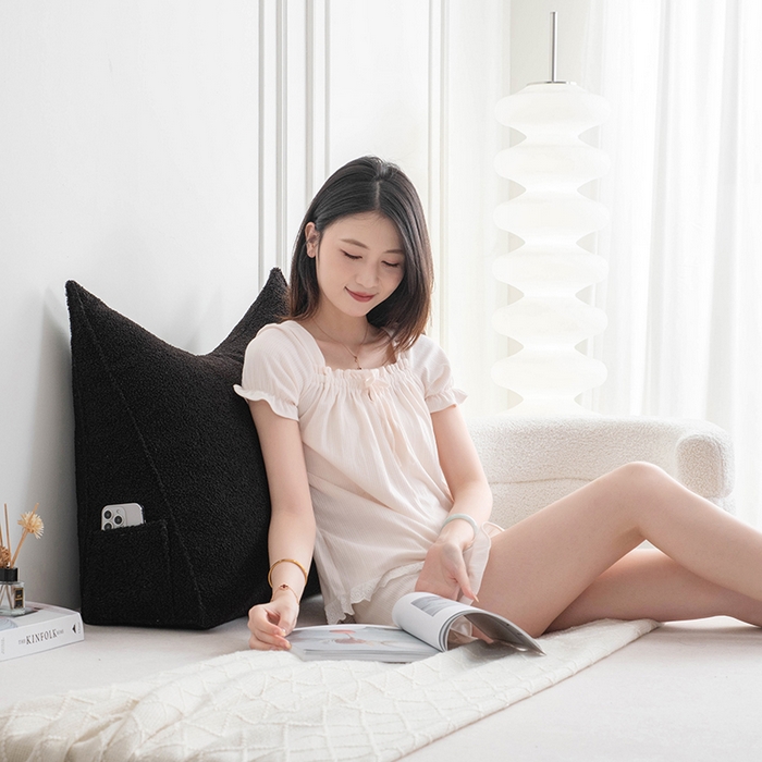91家纺网 家纺一手货源 找家纺 一兰家纺 2025新款单人加厚泰迪绒三角靠垫床上靠枕沙发靠背阅读枕 穗穗-黑色