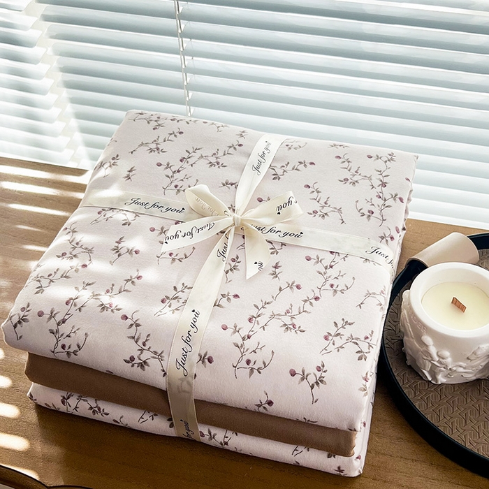 91家纺网 家纺一手货源 找家纺 暖芯优选 2025新款加厚针织棉双层纱四件套小碎花被套床单床笠款学生三件套新款直播热款-叠拍图-系列二 阡陌小溪