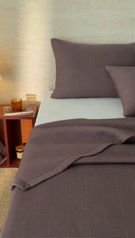 91家纺网 家纺一手货源 找家纺 汇庭 2025新款赫本系列床盖三件套-棚拍 焦糖色