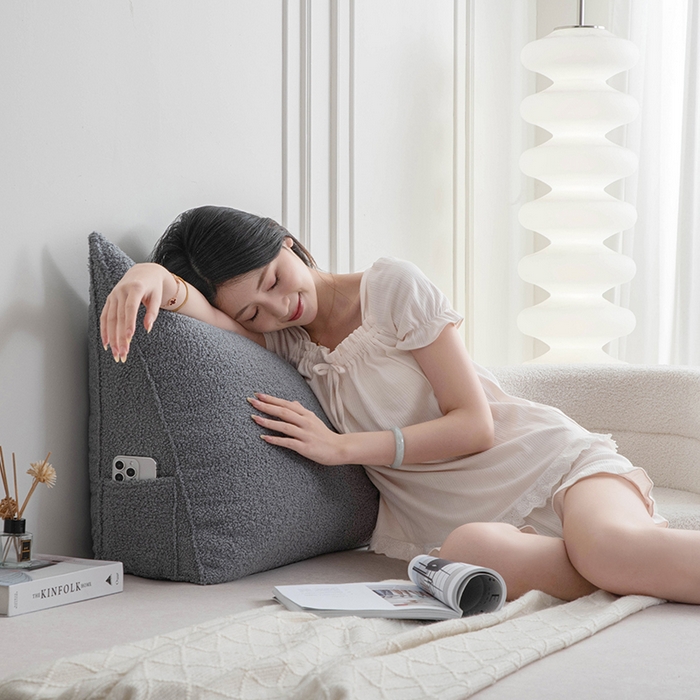 91家纺网 家纺一手货源 找家纺 一兰家纺 2025新款单人加厚泰迪绒三角靠垫床上靠枕沙发靠背阅读枕 穗穗-浅系灰