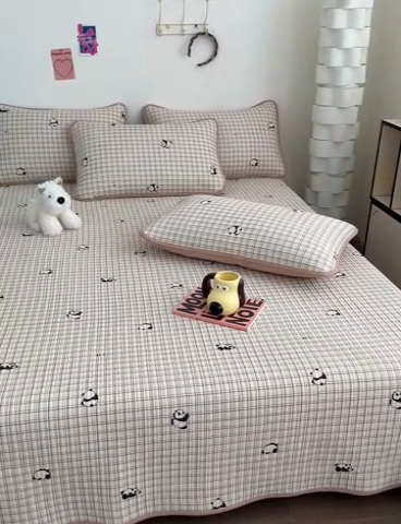 91家纺网 家纺一手货源 找家纺 茉夕家纺 2025新款跑量款双面纯棉印花水洗床盖 调皮熊猫