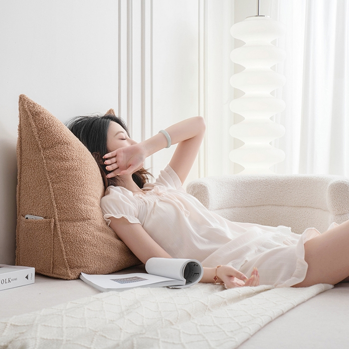 91家纺网 家纺一手货源 找家纺 一兰家纺 2025新款单人加厚泰迪绒三角靠垫床上靠枕沙发靠背阅读枕 穗穗-芥末黄