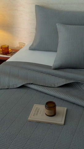 91家纺网 家纺一手货源 找家纺 汇庭 2025新款赫本系列床盖三件套-棚拍 芳华青